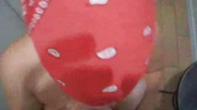 Đá gà con masturbates với một phim sex hay xxx khổng lồ dildo trong các phòng thể dục